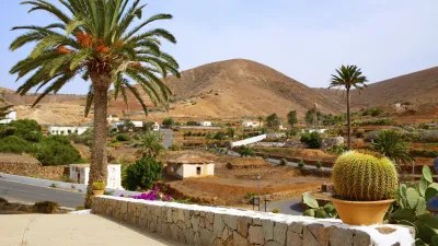 Ein malerisches Dorf liegt eingebettet in die Hügel von Fuerteventura.