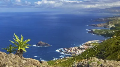 Garachico, ein Küstenort auf Teneriffa, mit Blick auf den Atlantik.