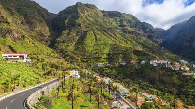Bergdorf mit Palmen und kurviger Straße auf La Gomera