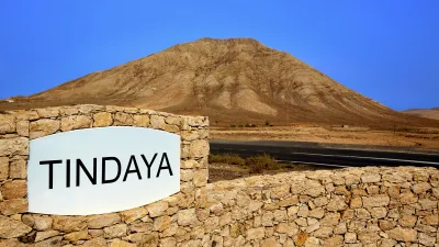 Schild mit dem Berg Tindaya im Hintergrund auf Fuerteventura.