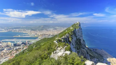 Der Felsen von Gibraltar erhebt sich über die Stadt und das Meer.