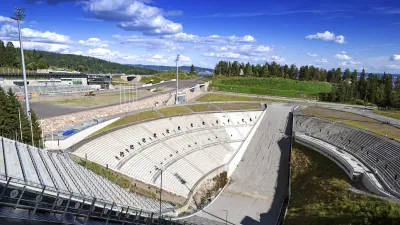 Holmenkollens Skisprungschanze in Oslo präsentiert sich bei strahlendem Sonnenschein.