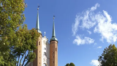 Die Danziger Kathedrale in Oliva mit ihren markanten Türmen dominiert den Platz.