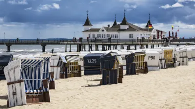 Strandkörbe säumen den Sandstrand vor der Seebrücke Ahlbeck.