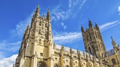 Canterburys Kathedrale erhebt sich majestätisch gegen den blauen Himmel.