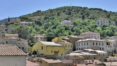 Traditionelles Dorf mit Häusern an einem Hang auf Korsika.