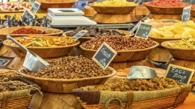 Verschiedene getrocknete Früchte und Nüsse werden auf einem Markt angeboten