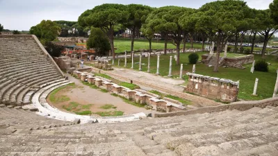 Ruinen des antiken Amphitheaters in Ostia Antica mit Zuschauertribünen.