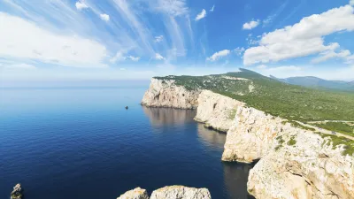 Sardinische Küstenklippen ragen über dem tiefblauen Meer empor.
