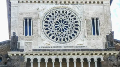 Historische Kirche mit einem runden Fenster und Säulenarkaden