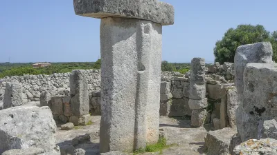 Antike Steinsäule in der archäologischen Stätte Torralba auf Menorca