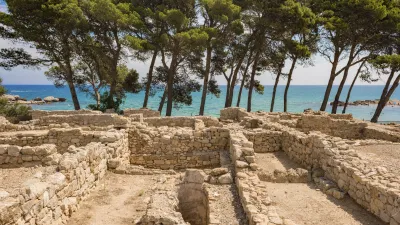 Archäologische Ausgrabungen in Empúries mit Blick auf das Meer