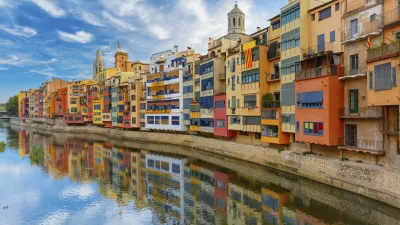 Bunte Häuser spiegeln sich im Fluss von Girona, Spanien.