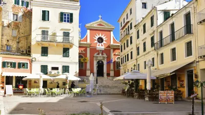 Historische Gebäude und Cafés säumen den belebten Platz in Korfu-Stadt.