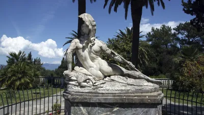 Achilles-Statue auf einem Sockel im Achilleion-Palastgarten