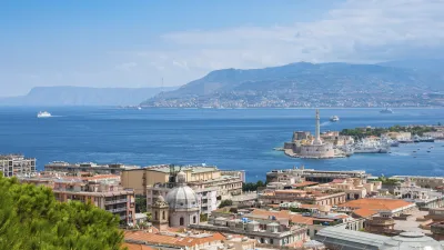 Messina, Sizilien: Panorama der Stadt mit Küste und Bergen