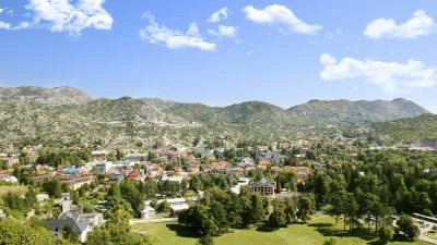 Panoramablick auf die Stadt Cetinje in Montenegro mit grüner Landschaft.