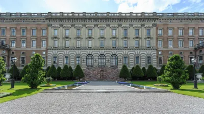 Der Königliche Palast in Stockholm präsentiert sich in voller Pracht.