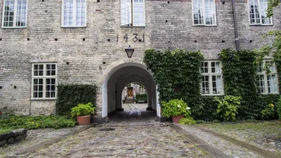 Historisches Kloster mit einem steinernen Bogenportal und gepflastertem Hof