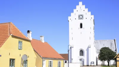Weiße Kirche mit rotem Dach in der dänischen Stadt Saeby