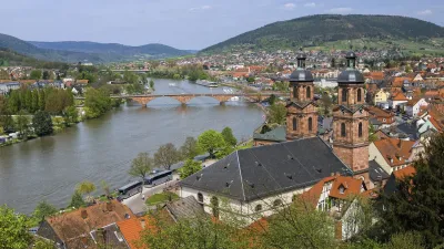 Miltenberg mit Main und historischen Gebäuden