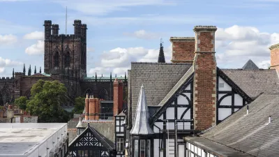 Historische Fachwerkhäuser mit dem Chester Cathedral im Hintergrund