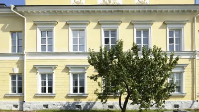 Historisches gelbes Gebäude mit weißen Fensterrahmen