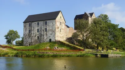 Historisches Kastelholm Schloss thront auf einem Hügel neben einem See