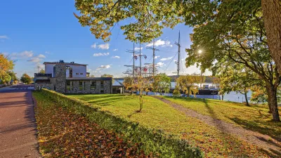 Historisches Segelschiff im Hafen von Mariehamn bei Sonnenuntergang