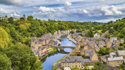 Historische Stadt Dinan mit Fluss und mittelalterlicher Architektur