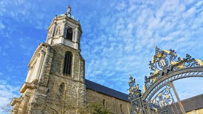 Die Kirche Saint-Melanie in Rennes erhebt sich mit ihrem Turm in den Himmel.