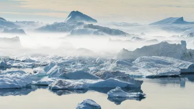 Eisberge treiben im eisigen Fjord von Grönland.