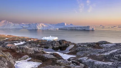 Eisberge treiben im eisigen Wasser vor der Küste Grönlands.