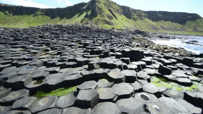 Basaltformationen der Giant's Causeway in Nordirland mit Blick auf den Ozean.