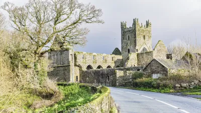 Historische Ruinen der Jerpoint Abbey in Irland mit steinernen Bögen.