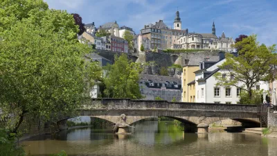 Historische Brücke über den Fluss in Luxemburg Stadt