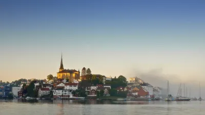 Arendal in Norwegen zeigt eine malerische Küstenstadt mit historischen Gebäuden.