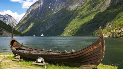 Wikingerboot am Ufer eines Fjords in Norwegen
