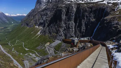 Aussichtsplattform am Trollstigen mit Blick auf die Serpentinenstraße und Berge