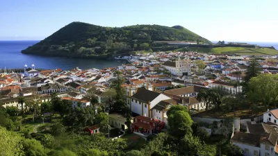 Historische Stadt Angra do Heroísmo mit Blick auf den Hafen