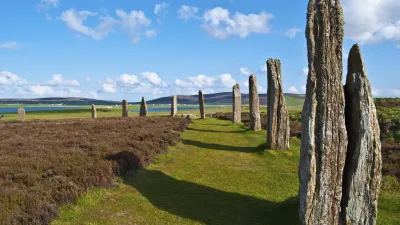 Historische Steinsäulen stehen auf einer grünen Wiese in Schottland.