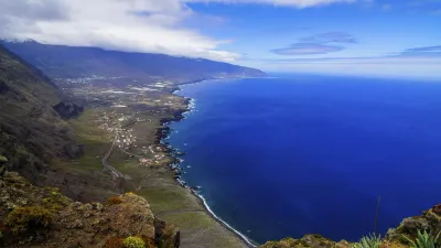 Küstenlandschaft von El Hierro mit Blick auf das blaue Meer.