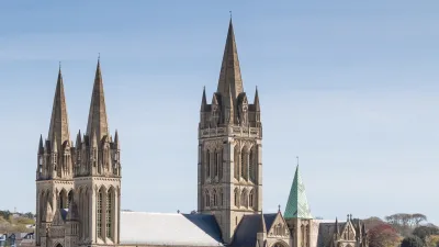 Die imposante Kathedrale von Truro erhebt sich mit ihren Türmen in den Himmel.