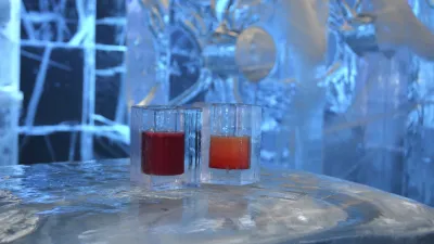 Zwei rote Getränke stehen auf einer Eisbar.