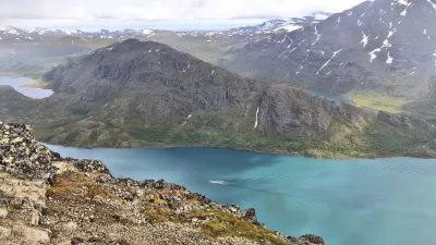 Türkisblauer See zwischen grünen Hügeln in Norwegen
