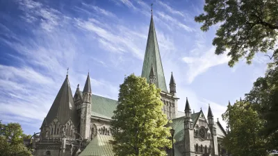Der Nidarosdom in Trondheim erhebt sich majestätisch über der Landschaft.