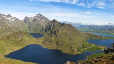 Norwegische Berglandschaft mit Seen und grüner Vegetation.