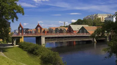 Rote Brücke über den Fluss in Trondheim, Norwegen