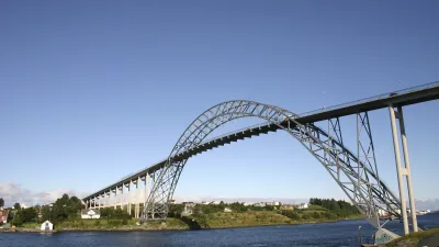 Die Karmundbrücke überspannt das Wasser bei Haugesund in Norwegen.