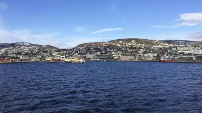 Küstenstadt Harstad in Norwegen mit Häusern am Meer.